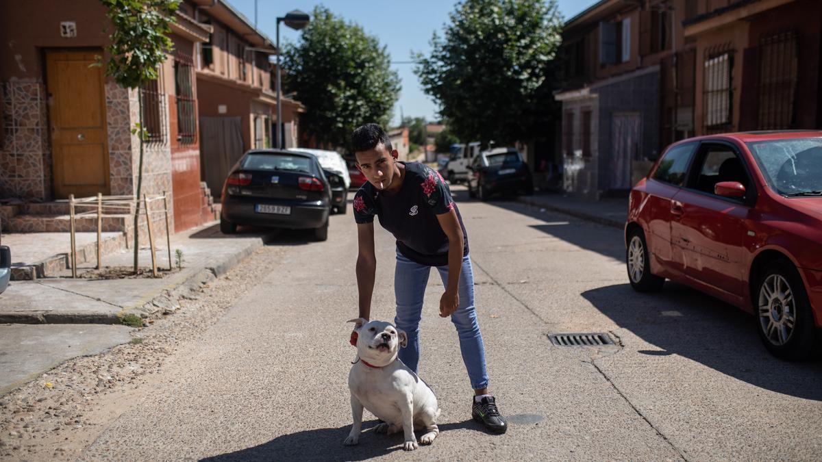 Un joven con su perro.