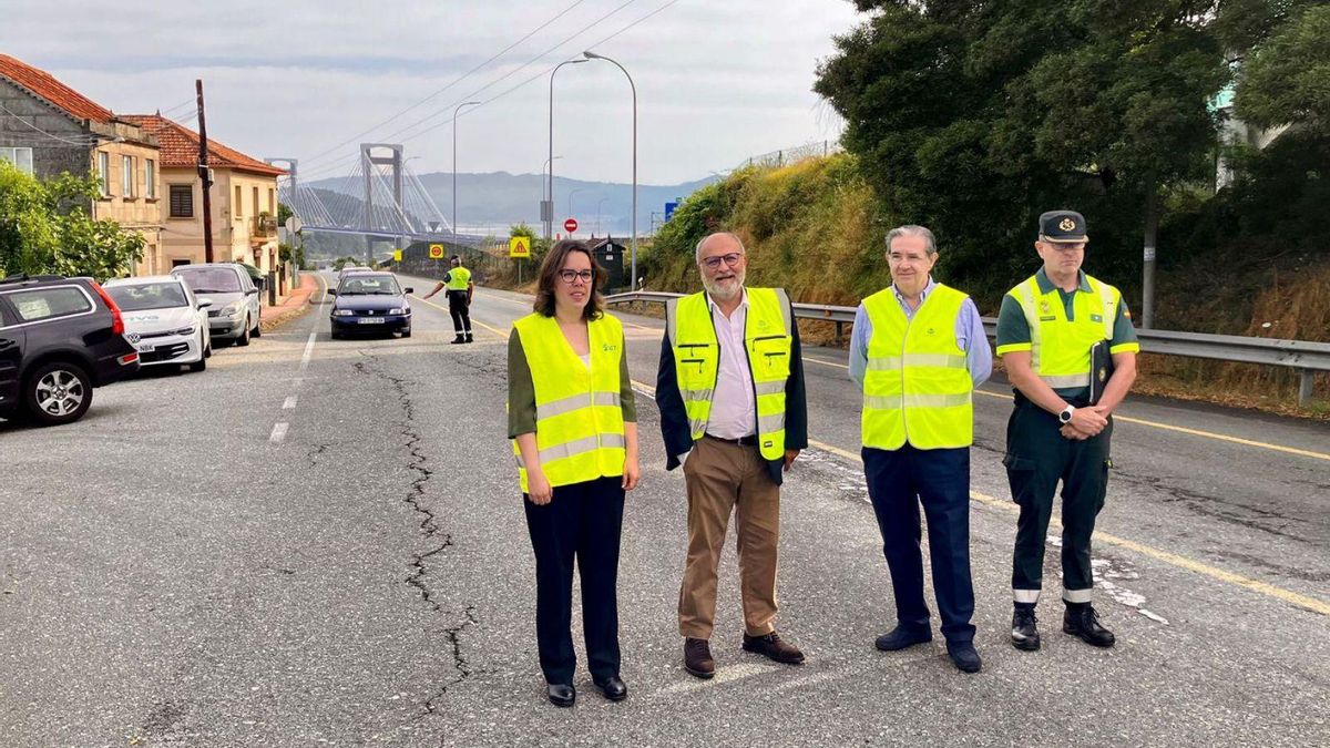 El subdelegado del Gobierno en Pontevedra, Abel Losada (2ºi), ayer en el Alto de Encarnación.