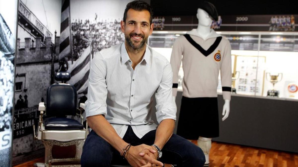 Diego López posa junto a una equipación retro en las oficinas del Espanyol