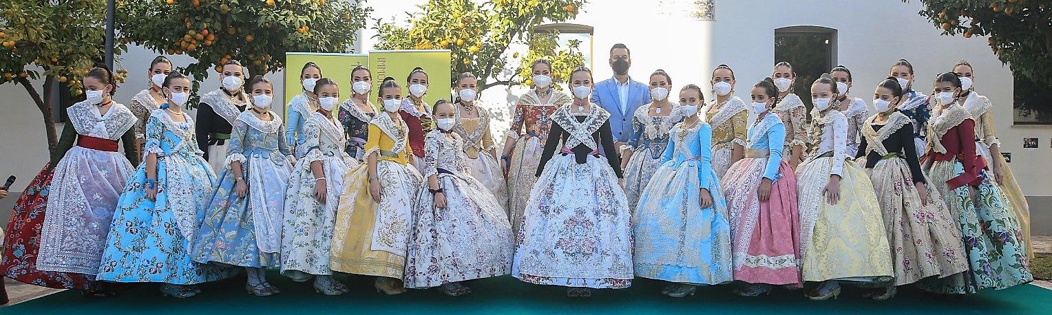 Falleras mayores y cortes recuperan el moño único... y unos segundos sin mascarilla