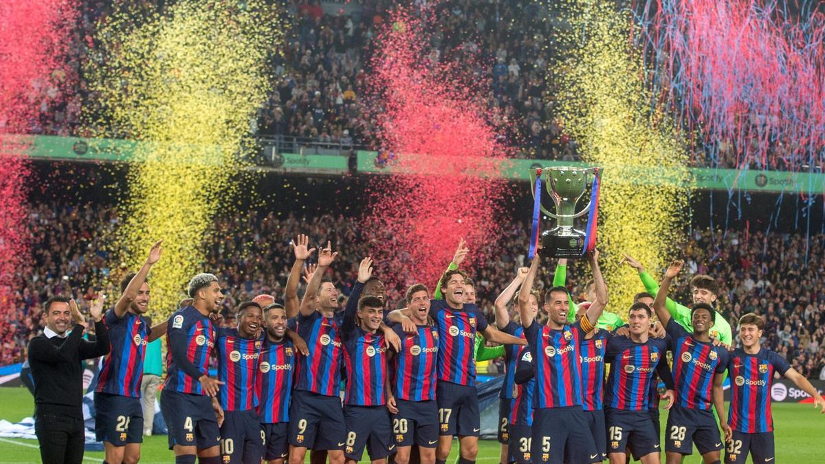 Busquets levanta la copa de campeón de Liga 22-23 en la fiesta del alirón tras el Barça-Real Sociedad.