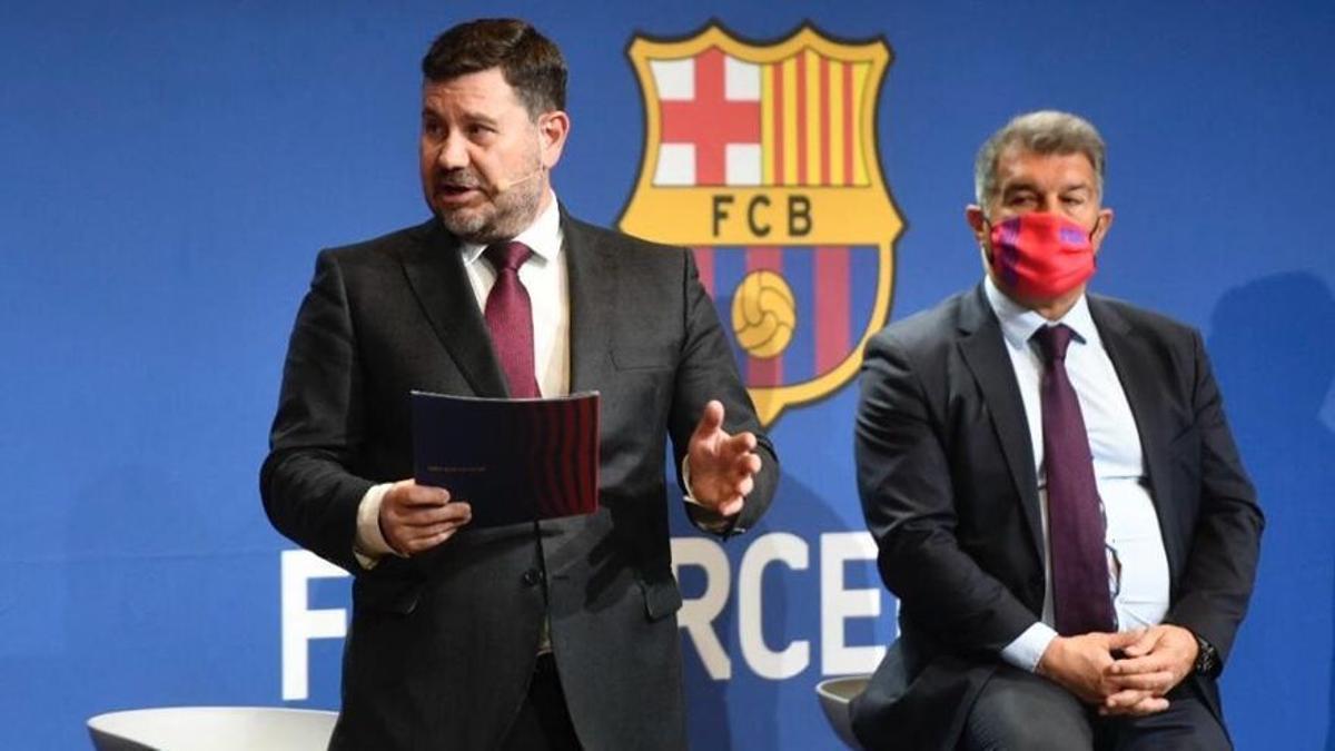 Romeu, vicepresidente económico del Barça, expone el Forensic ante la presencia de Joan Laporta.