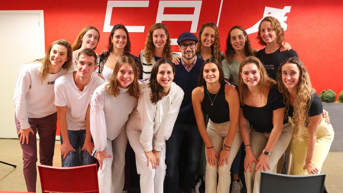 Pau Ribes junto a todo el equipo de natación artística