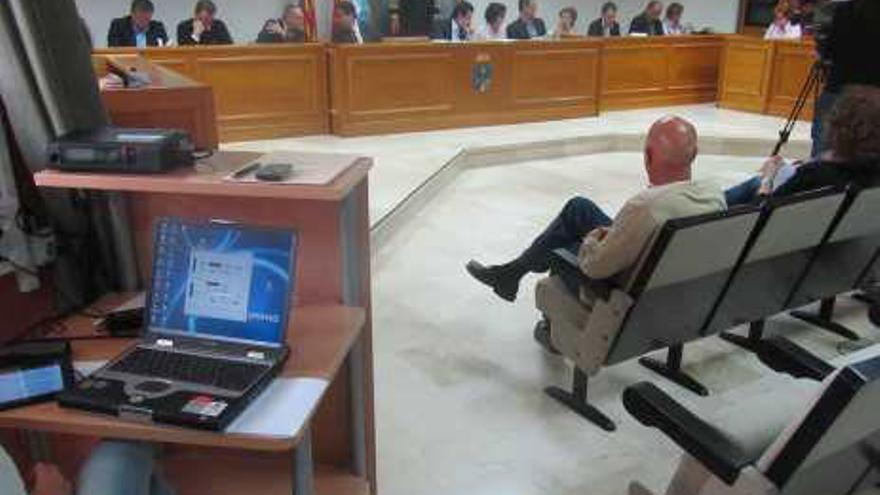 La oposición cuestiona al alcalde por aplicar la mordaza en el pleno