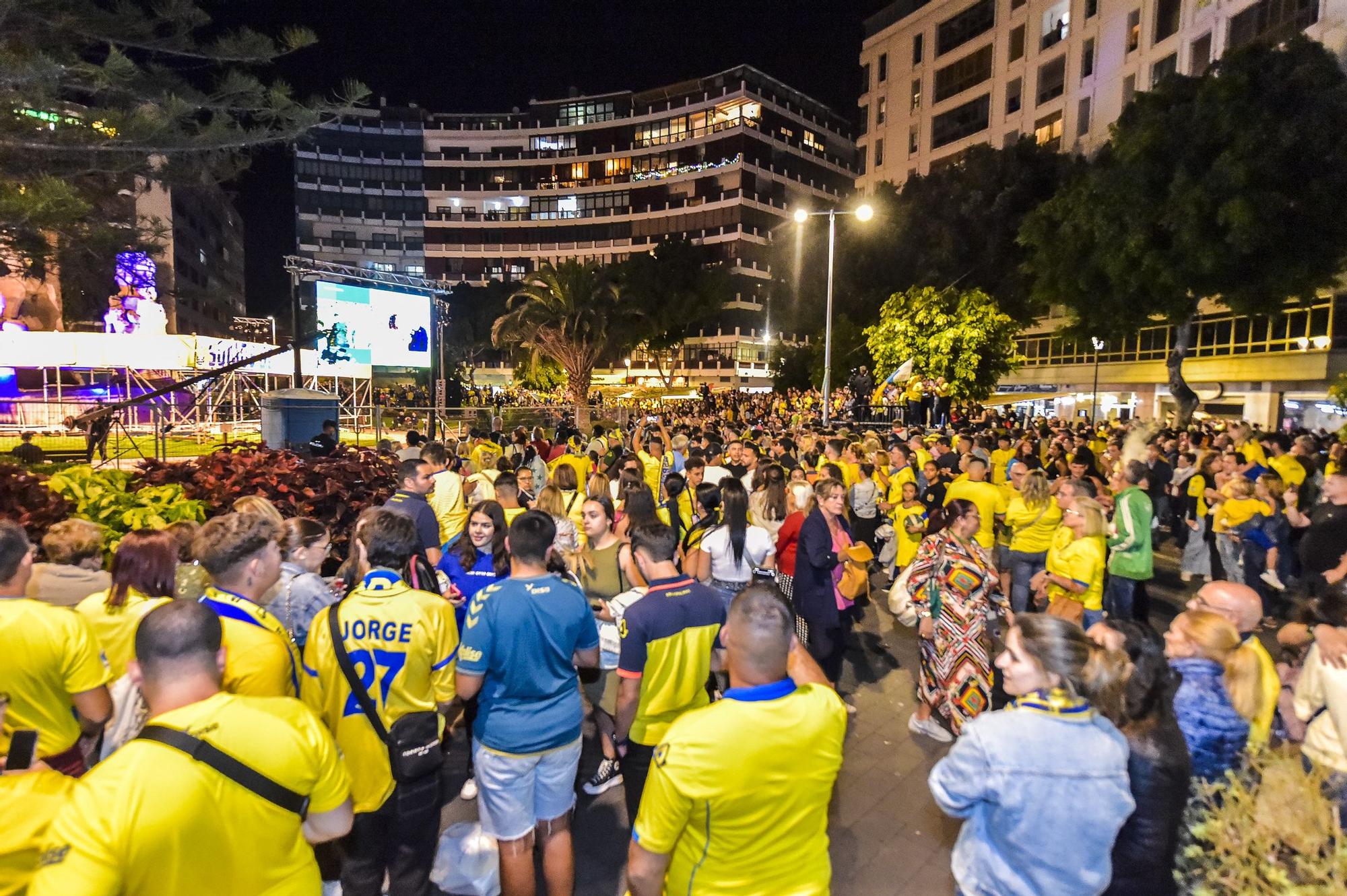 Celebración del ascenso en las terrazas de la Plaza de España