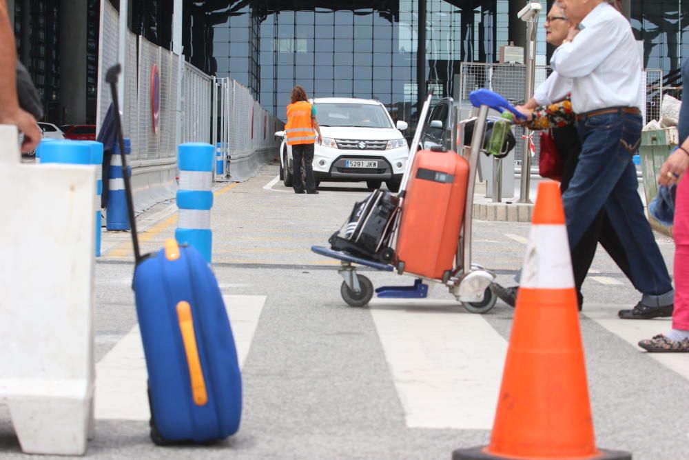 El Aeropuerto de Málaga-Costa del Sol ha terminado de reorganizar los viales en el nivel de la terminal de Salidas, eliminando las plazas de subida y bajada en la puerta de la terminal, que ha sido sustituida por 300 plazas disponibles en el aparcamiento y que se ofrecen de forma gratuita durante 15 minutos