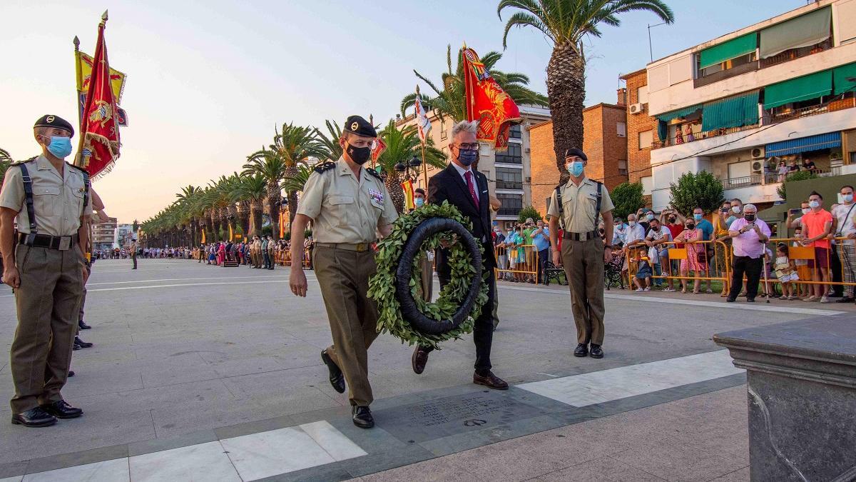 El general jefe de la Brigada Guzmán el Bueno X y el alcalde de Bailén depositan una corona de flores en homenaje a los caídos.