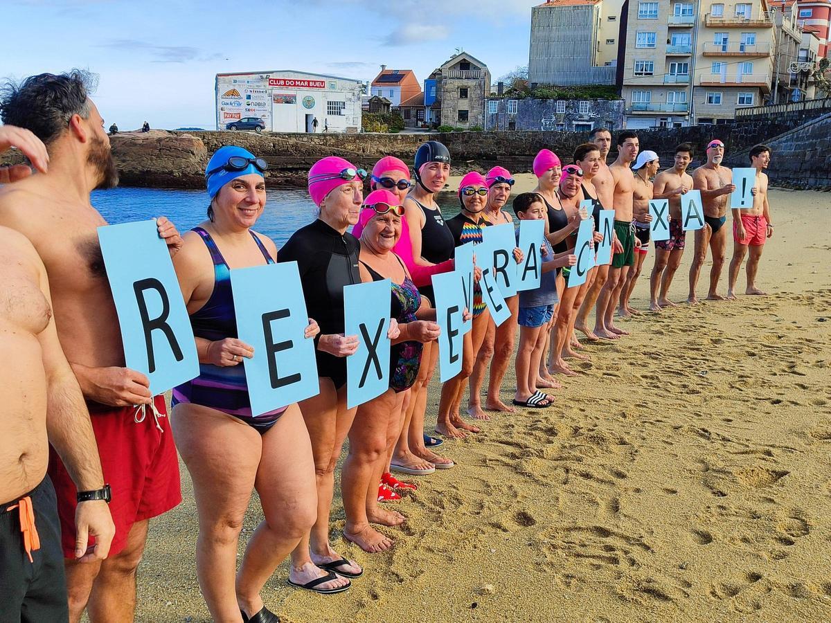 Un chapuzón reivindicativo en Pescadoira (Bueu) por el Día de Reyes Un chapuzón reivindicativo en Pescadoira (Bueu) por el Día de Reyes