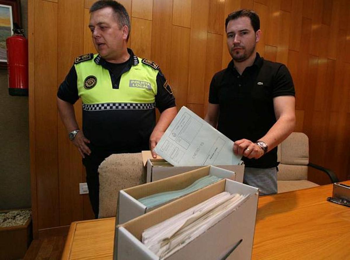 Arriba, el techo donde estaban los expedientes. Abajo, Cayetano Gómez y Francisco Muñoz ante los archivos