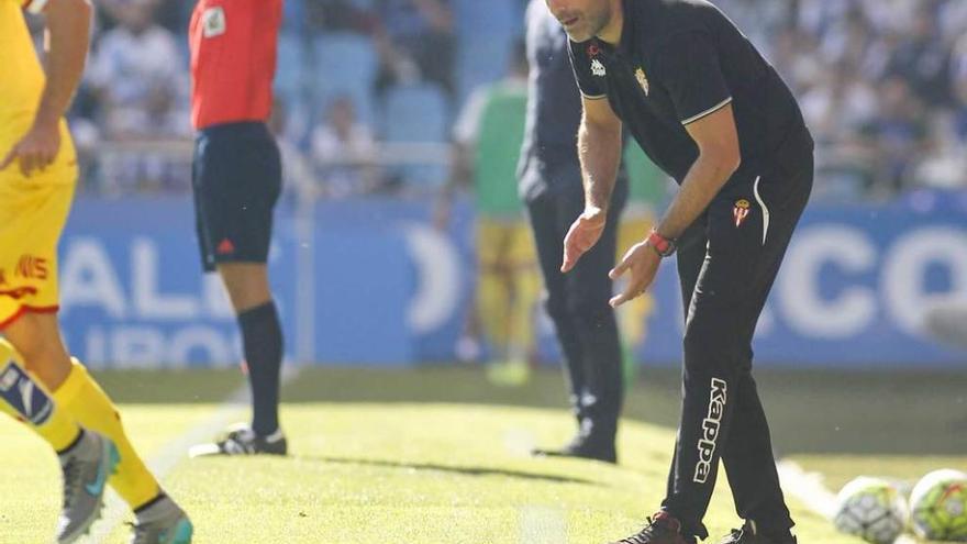 Abelardo da instrucciones a sus futbolistas en el partido ante el Deportivo.