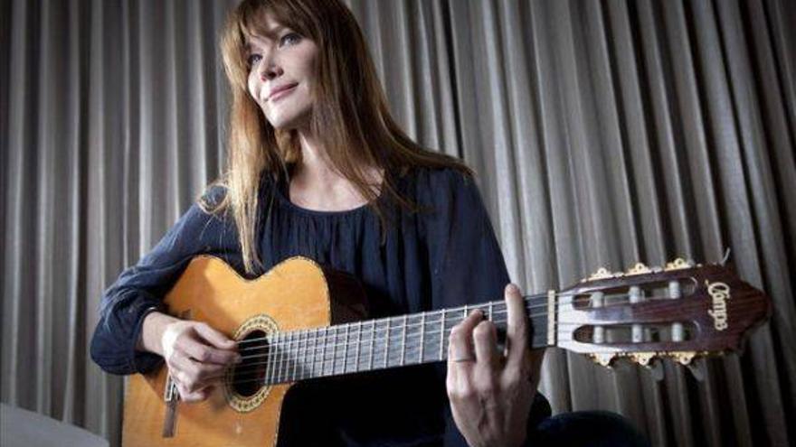 Carla Bruni bromea en un concierto sobre las escuchas a Sarkozy