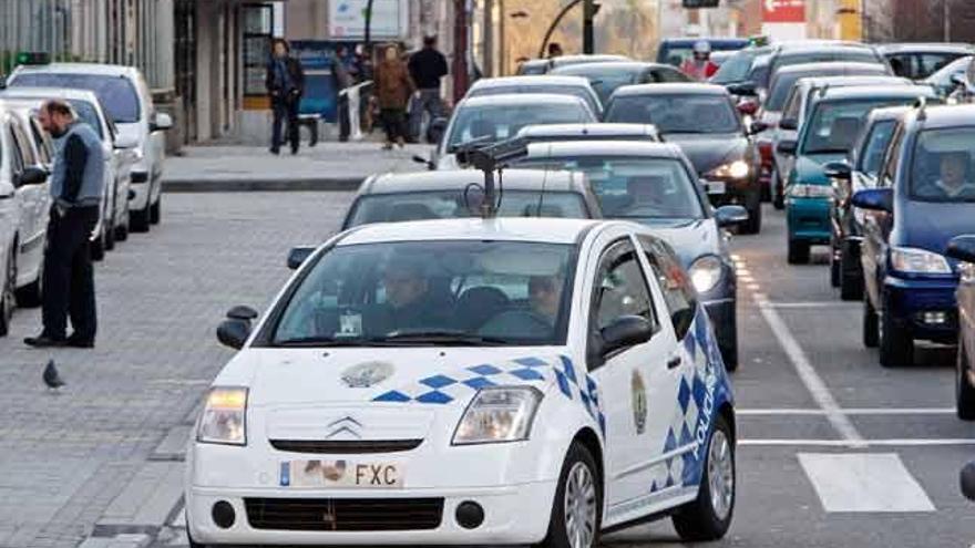 Las multas en zona de carga superan a las de velocidad.//M.G.Brea