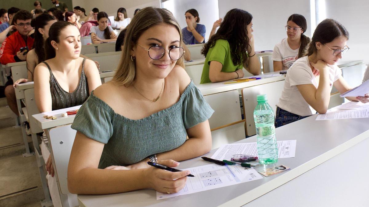 Alumnos examinándose de la EBAU hace unas semanas en el Campus de Espinardo, en Murcia.