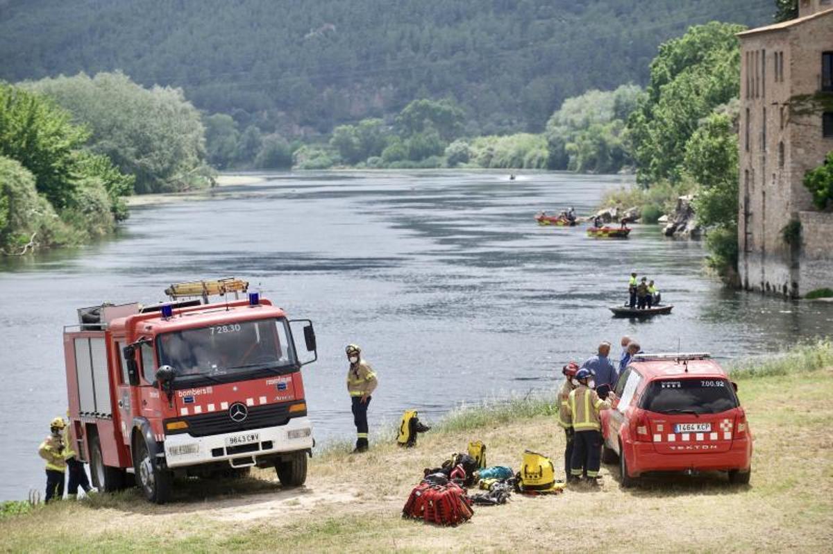 Dispositivo de búsqueda de los Bombers en el Ebro, el 3 de junio de 2021.