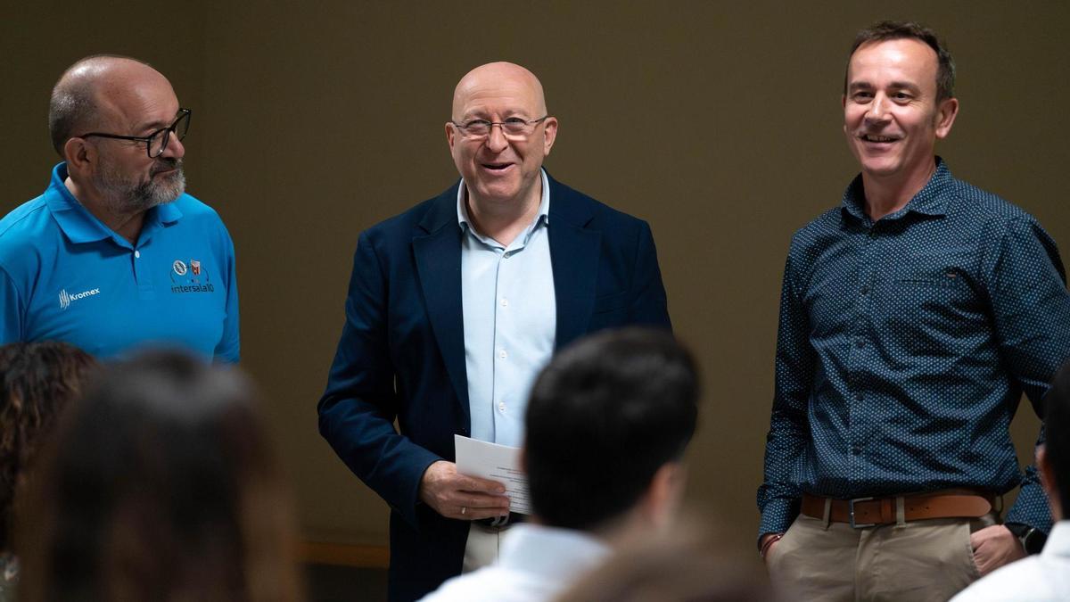 José Ramón Moreno, en el centro, en un club del empresas del Wanapix de esta temporada.