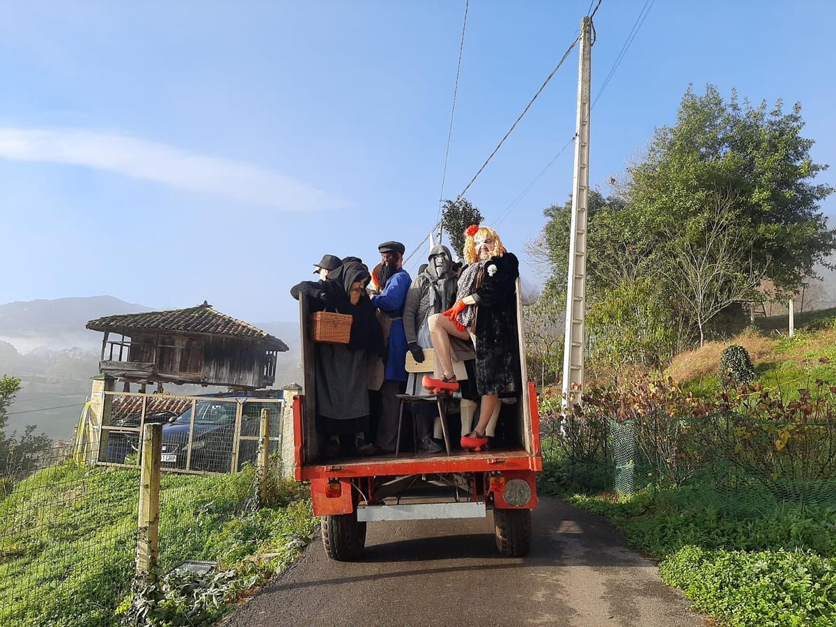 Los Aguilandeiros de San Xuan de Villapañada recorren los pueblos de Grado entre ceniza y bailes