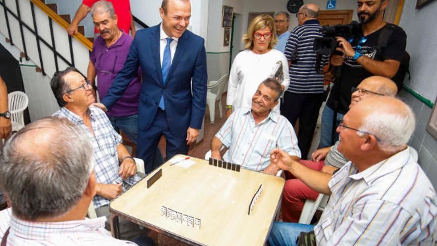 Hidalgo recoge ideas para mejorar la ciudad en el Club de Pensionistas Félix García de Tamaraceite