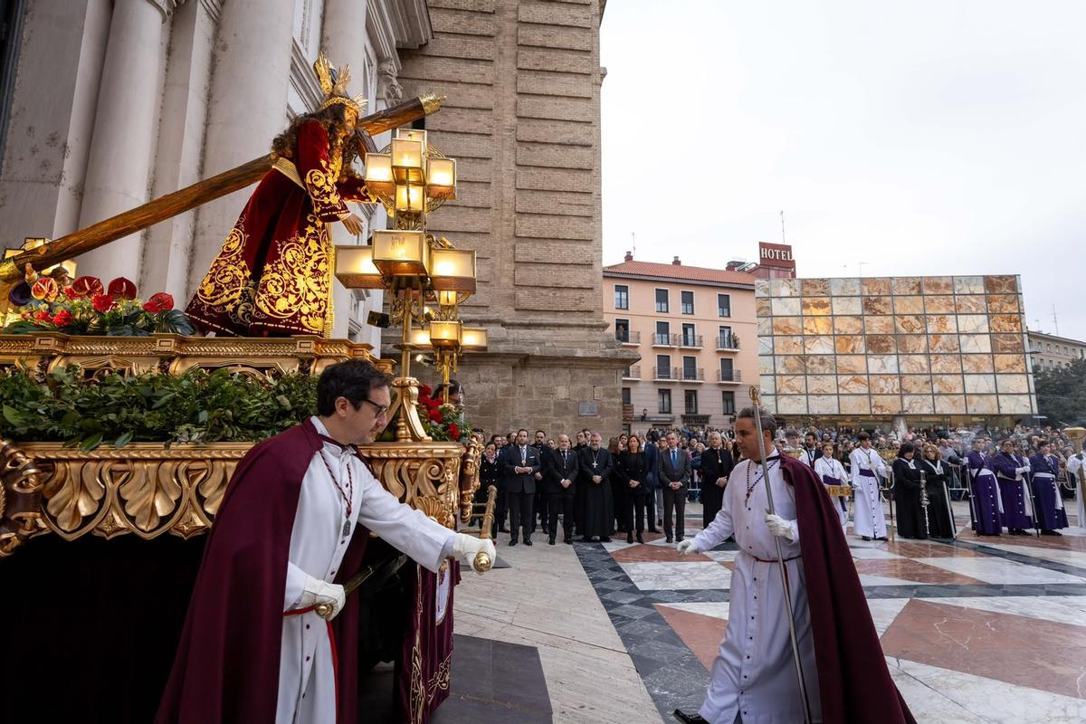Salida de un paso de la catedral de La Seo.