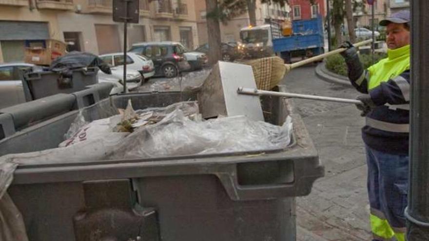 Orihuela se plantea gestionar la basura desde una empresa pública tras rescindir el contrato