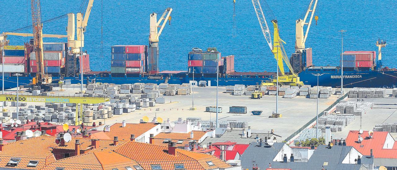 Operativa de descarga en los muelles comerciales de Vigo.