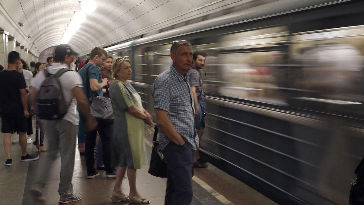 Der Trubel einer U-Bahn Station in Großstädten.