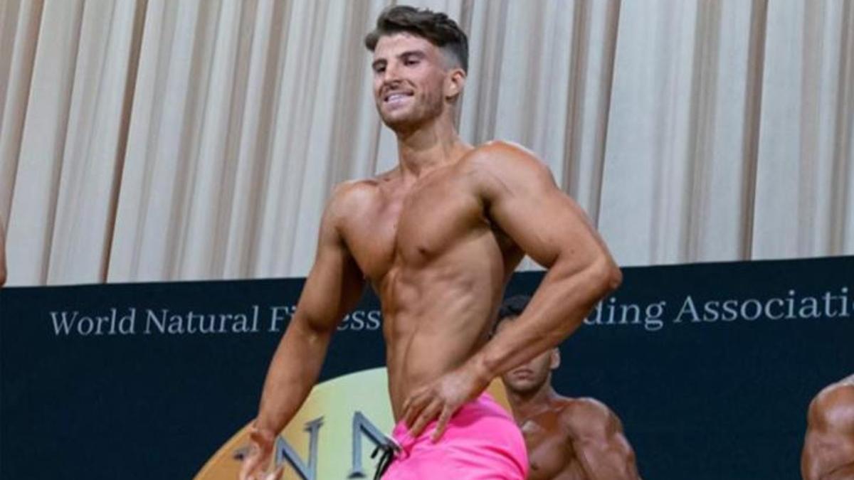 Javier Risoto posando durante el campeonato mundial de culturismo natural.