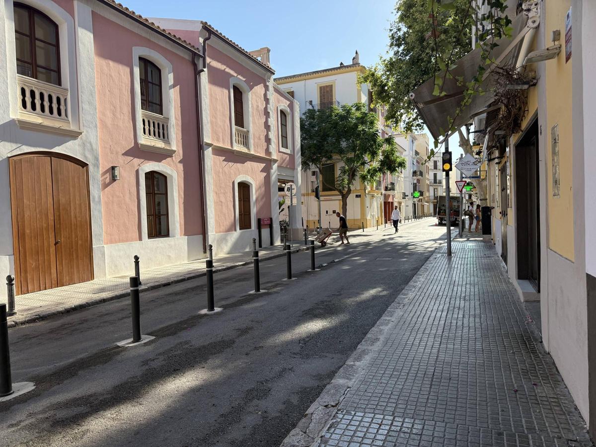 Las aceras de la calle Pere Sala, con el mismo embaldosado que el ensanche de la ciudad.