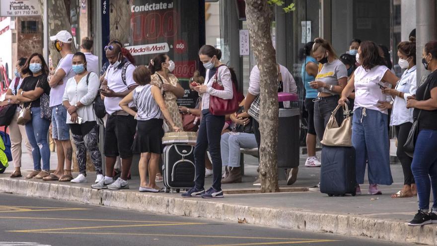 Ciudadanos esperan el autobús en una parada de la EMT