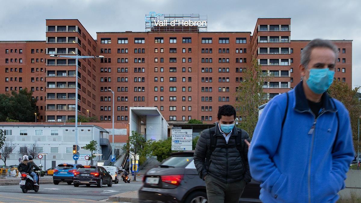 GRAFCAT4033  BARCELONA  05 11 2020 - Vista del Hospital Vall d Hebron de Barcelona  el mas importante de Cataluna con un presupuesto de mas de 800 millones de euros  cuyos profesionales enfrentan la segunda ola de la COVID-19 con unos 260 trabajadores mas que en primavera  aunque una gran parte de ellos estan cansados y preocupados ante la posibilidad de que las UCI colapsen  EFE Enric Fontcuberta