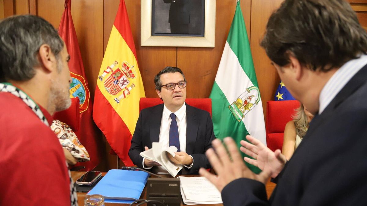 El alcalde, José María Bellido, conversa con el portavoz de Hacemos, Juan Hidalgo (izq.) y el concejal del PP, Jesús Coca.