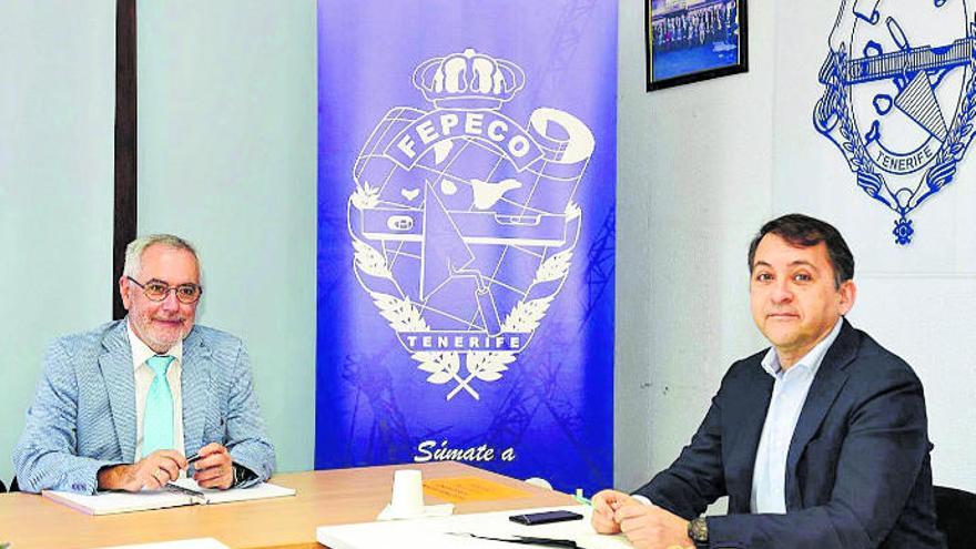 Los presidentes de Fepeco y del grupo municipal de Coalición Canaria en Santa Cruz de Tenerife, ayer durante una reunión.