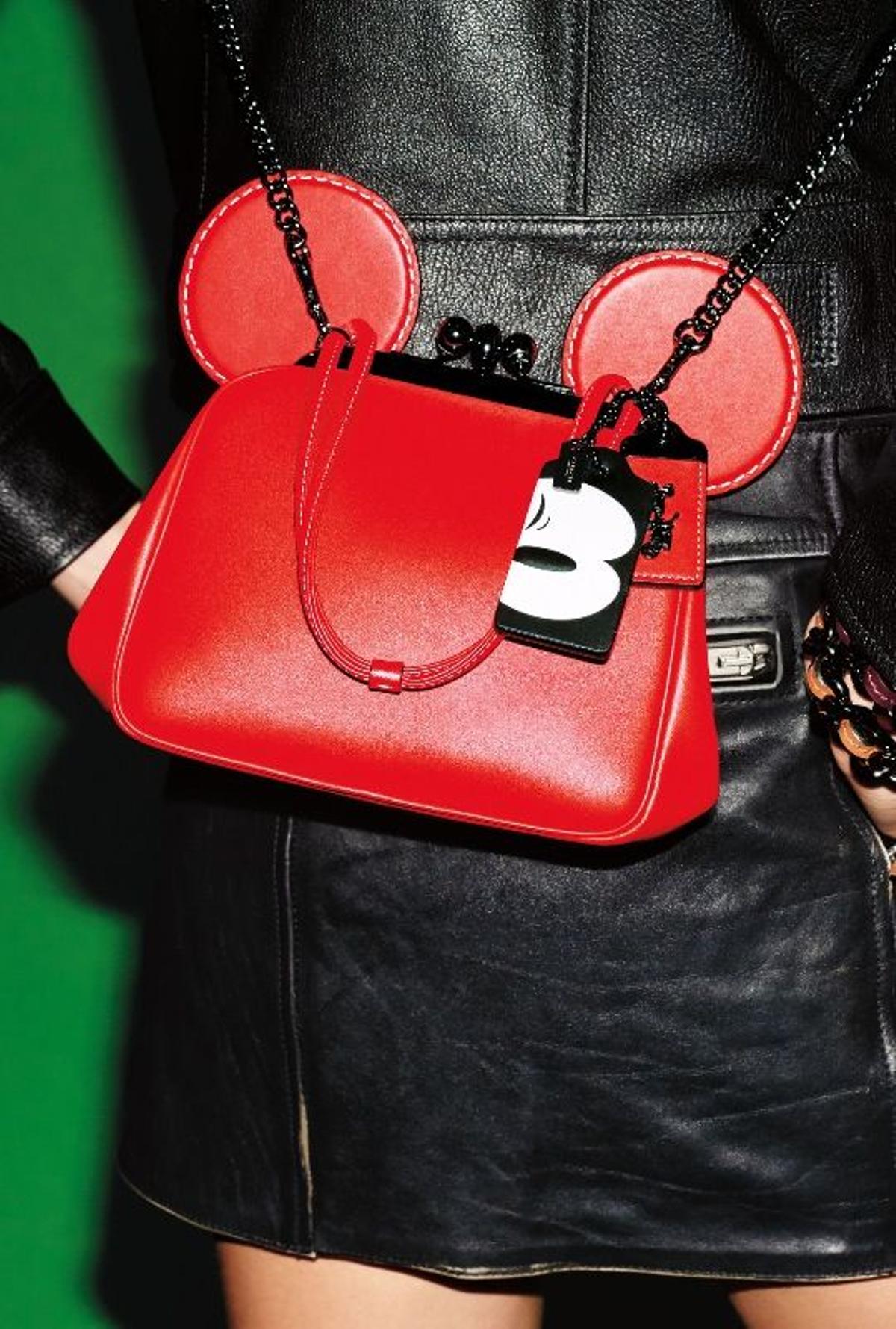 La línea Coach x Disney: bolso rojo con orejitas