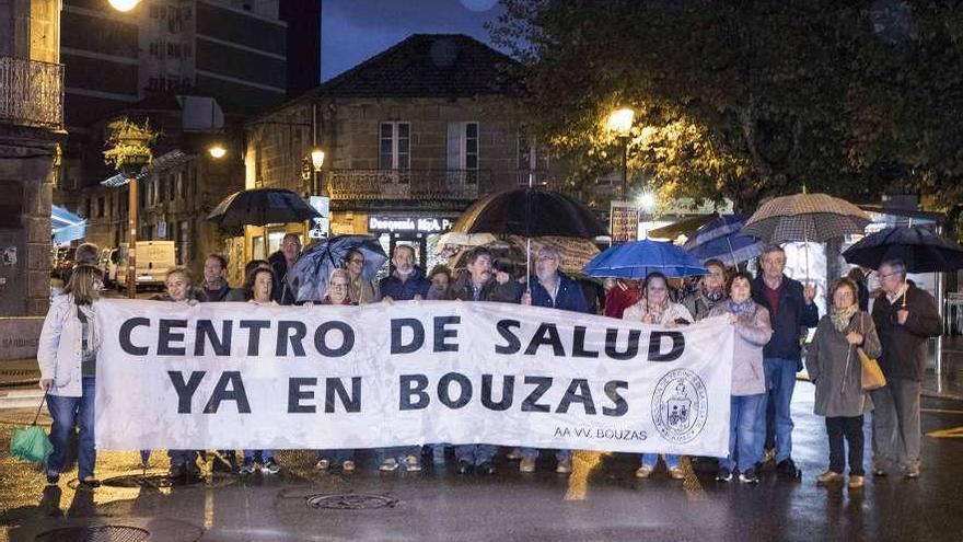 Vecinos de Bouzas, en una de sus movilizaciones para reclamar un centro de salud en la parroquia. // FdV