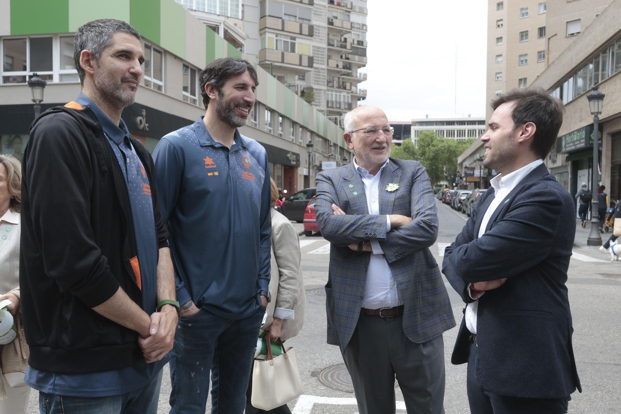 Mesa de cuestación contra el cáncer con Valencia Basket, Juan Roig y Hortensia Herrero