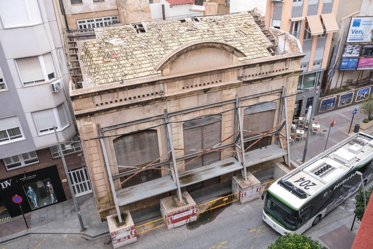 Una vista del estado en el que se encuentra el edificio Nuevos Riegos El Progreso en estos momentos.