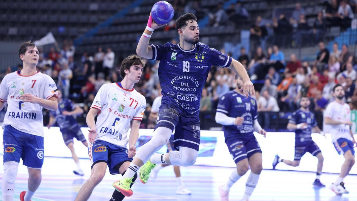 Arnau Fernández lanza a puerta en el duelo de ayer entre Granollers y Frigoríficos.