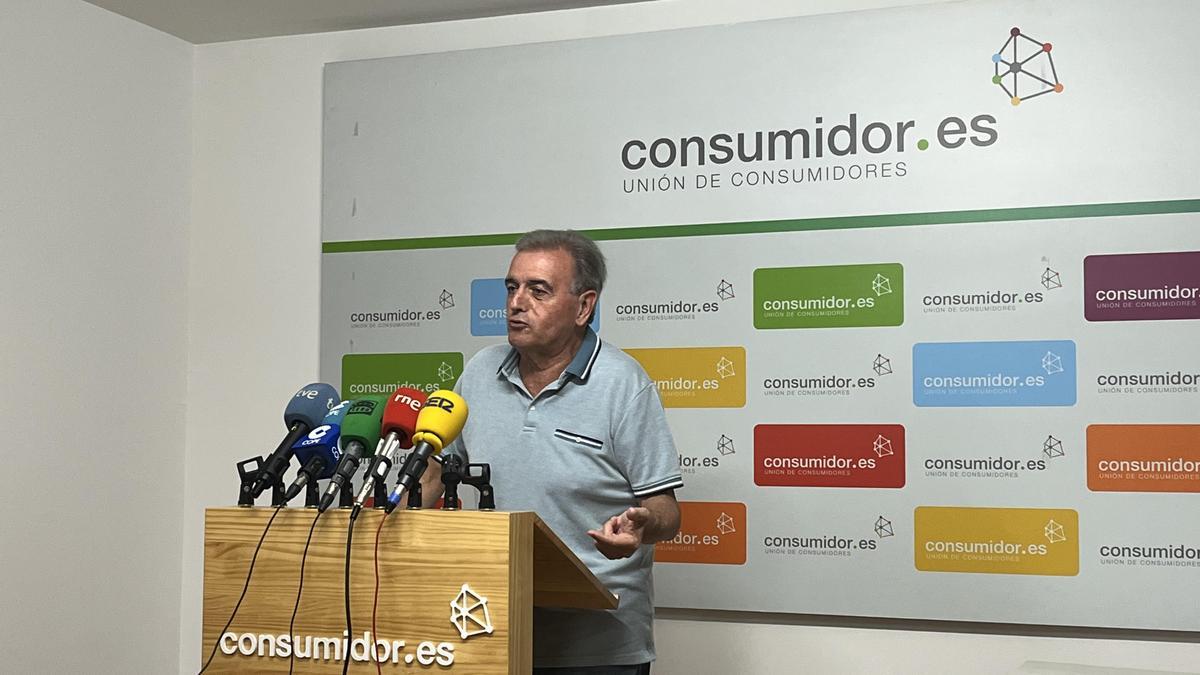 Dacio Alonso, presidente de Unión de Consumidores de Asturias, en la rueda de prensa de ayer