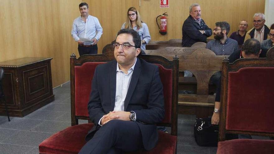 Antonio Pérez Rodríguez, alcalde de Xinzo, en la sala del Penal 1 del juzgado de Ourense. // Iñaki Osorio