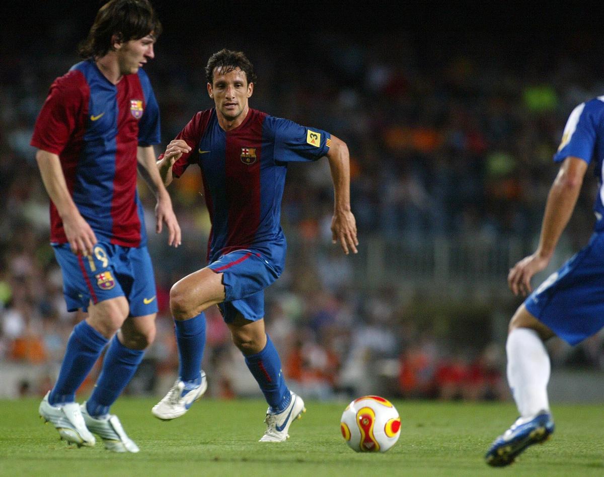 Juliano Belletti y Leo Messi, en un derbi contra el RCD Espanyol