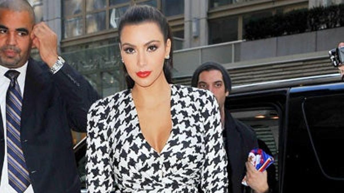 Kim Kardashian apuesta por el estampado pata de gallo