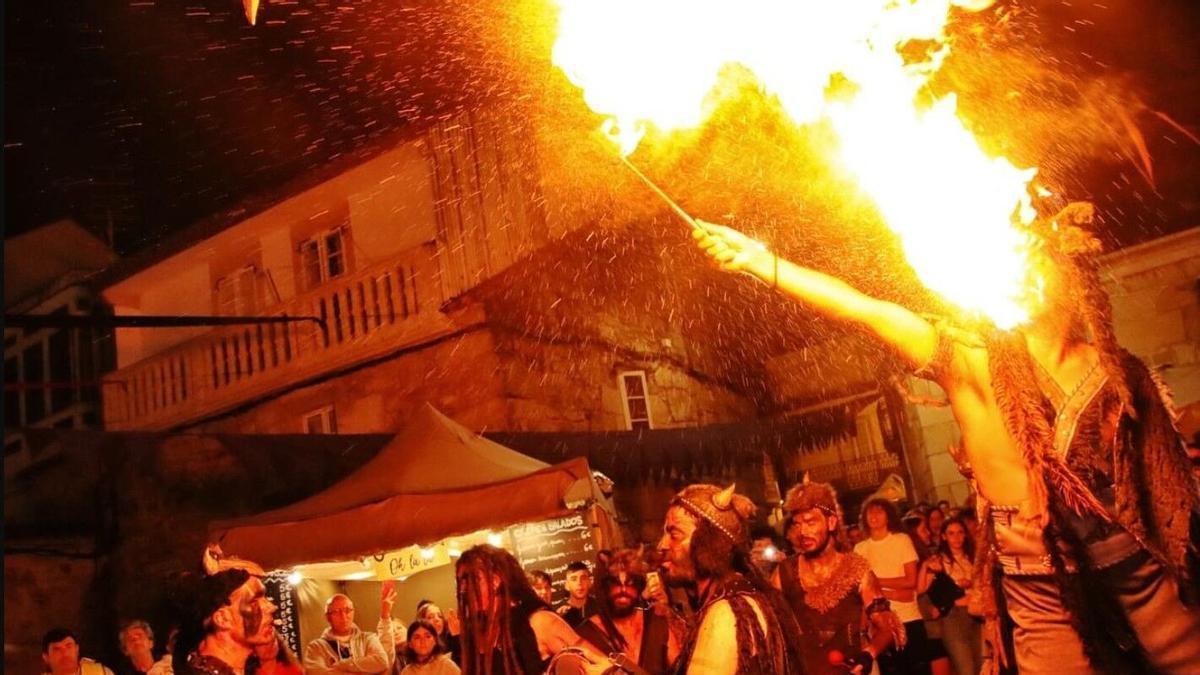 Uno de los espectáculos de fuego de esta feria celta de la comarca de Noia.