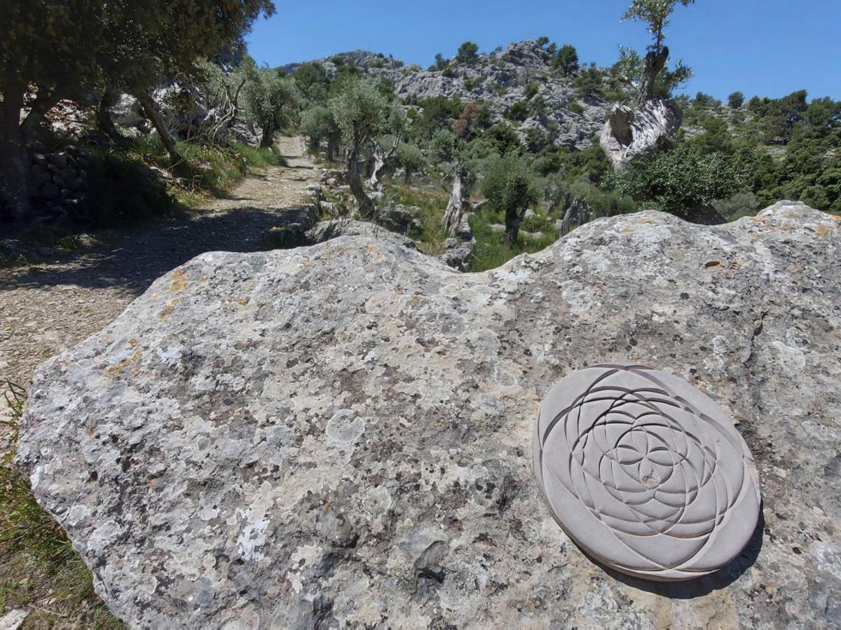 Ausblicksterrasse Es Camell im Karstgebiet, nur einen Spaziergang vom Kloster Lluc entfernt und daher gelegentlich stark frequentiert.   | FOTO: THOMAS FITZNER