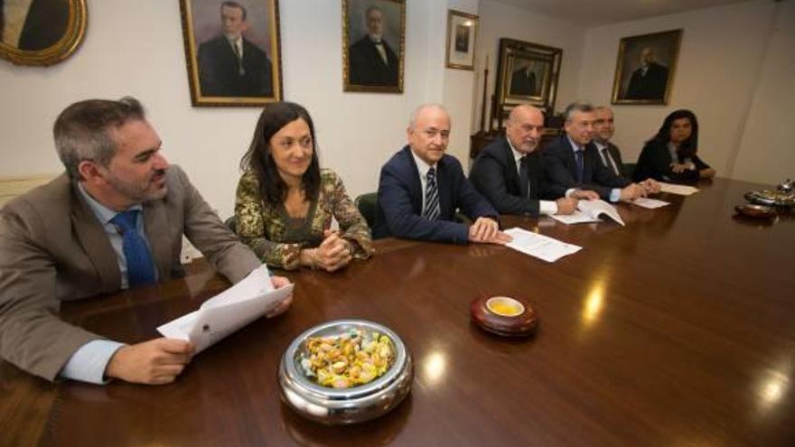 Un momento de la presentación del convenio ayer en el Colegio de Abogados.