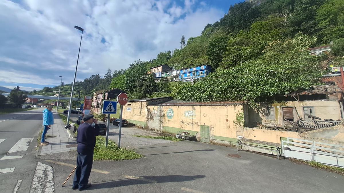 Vecinos de Sueros, obervando la parte alta del pueblo, donde residía en el detenido.