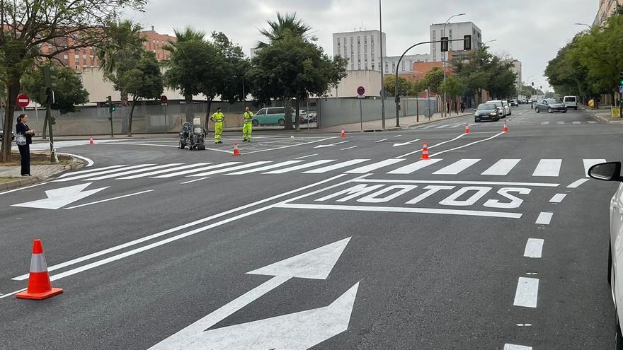 Apertura al tráfico la calle Birmania, en Sevilla Este, tras la conclusión de unas obras de saneamiento.