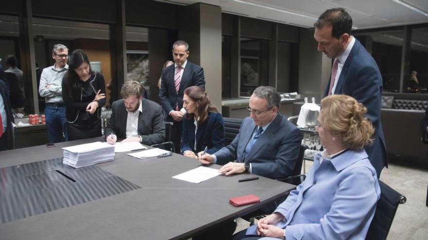 Antonio Asensio, president de Grupo Zeta (esquerra), i Javier Moll, president de Prensa Ibérica (dreta), en el moment de la firma de l&#039;operació. Arantza Sarasola, vicepresidenta de Prensa Ibérica, a l&#039;esquerra de Javier Moll.