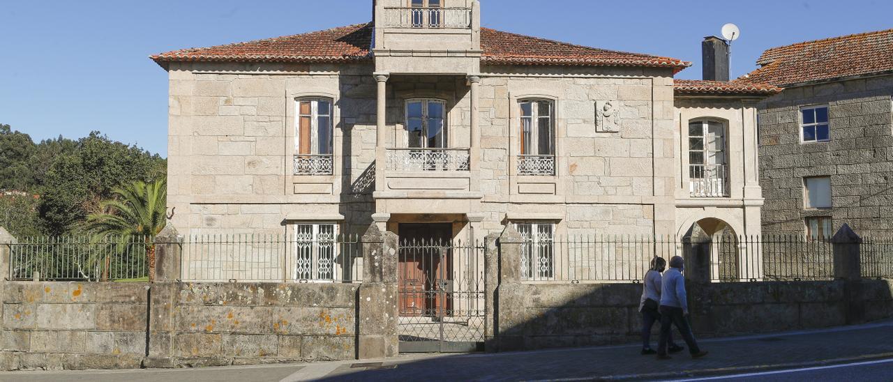 Fachada de la emblemática Casa Peralba, al descubierto tras la limpieza y tala de la finca. // Ricardo Grobas