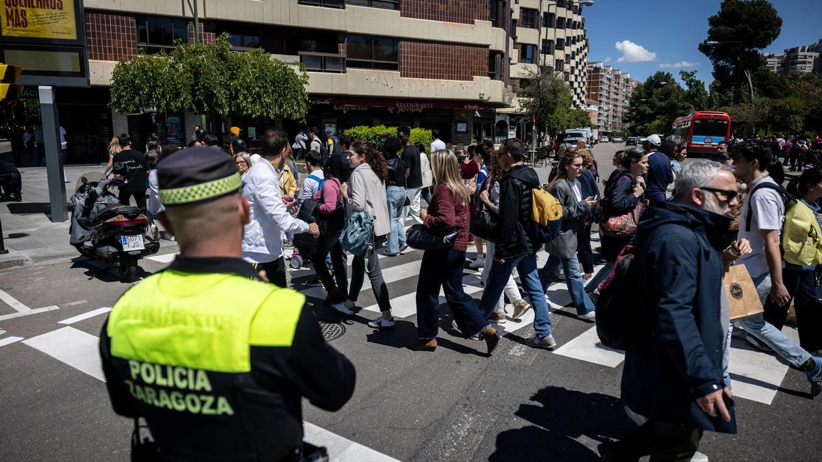 Un Policía Local controla el tráfico en Zaragoza durante el apagón.