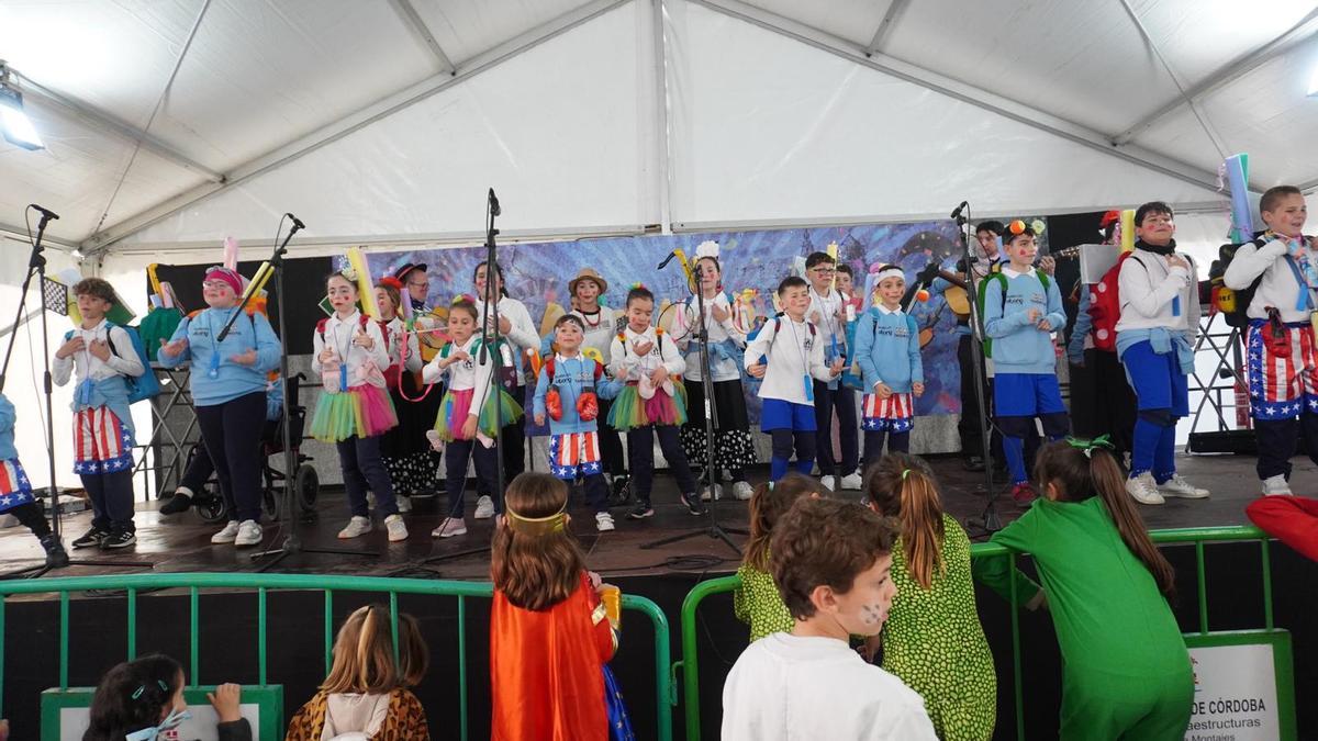 Los niños ponen la diversión y el toque de color al Carnaval