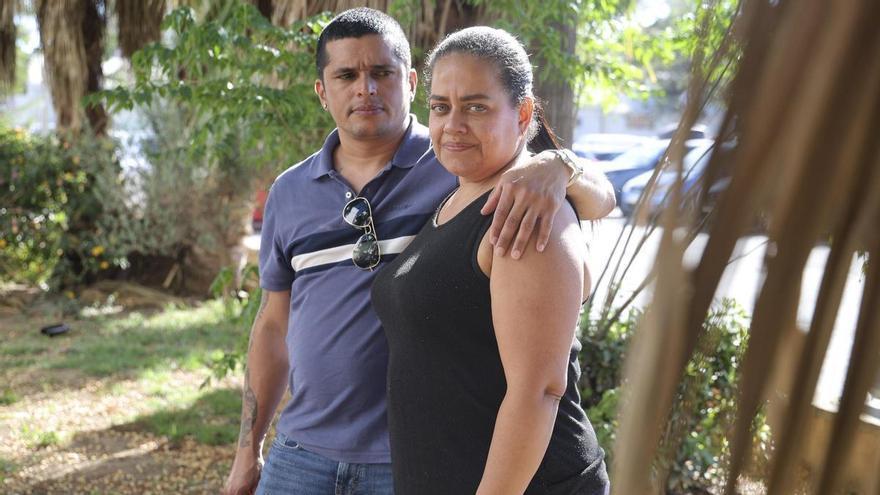 Efrain y su pareja, los dos de Colombia, inician el proceso de regularización de inmigrantes